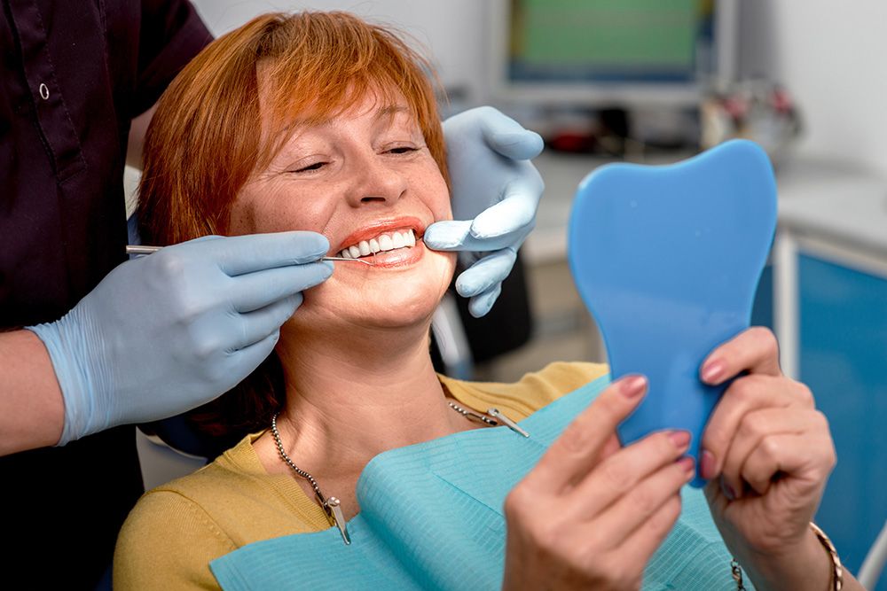 Frau lächelnd beim Zahnarzt | Dentallabor Lina Berndt
